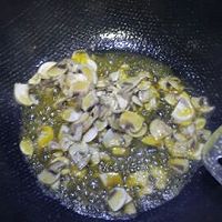 手捏菜炒蘑菇的做法图解3
