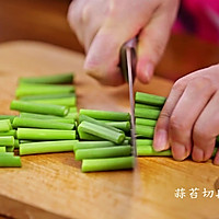 韩式家常菜：蒜苔原来还可以这么做，美味可口，下饭极品的做法图解1