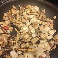 冬日也要爽口-橙香马蹄鸡丁生菜包的做法图解7