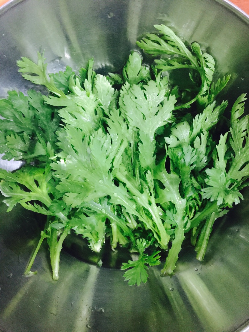 凉拌茼蒿的做法图解1