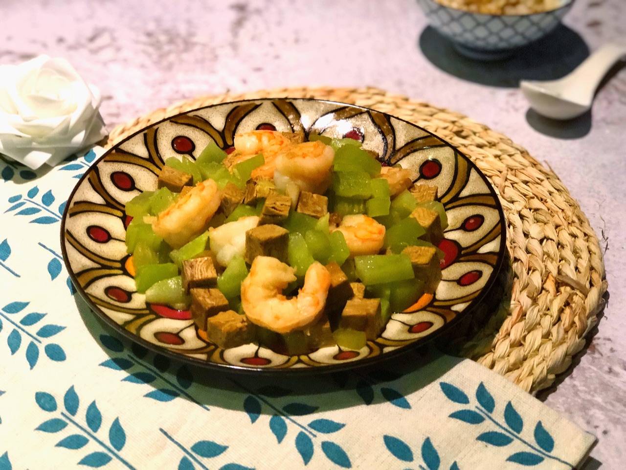 Stir fried shrimps with lettuce and chicken