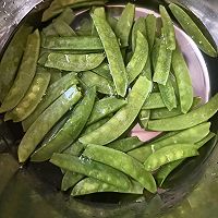 素炒荷兰豆胡萝卜的做法图解3