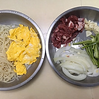 洋葱牛排牛柳炒面的做法图解2