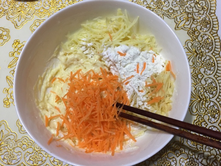 胡萝卜薯饼的做法图解1