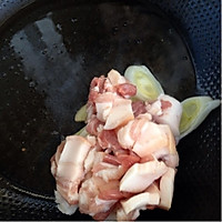 五花肉+土豆+豆角炖起来的做法图解7