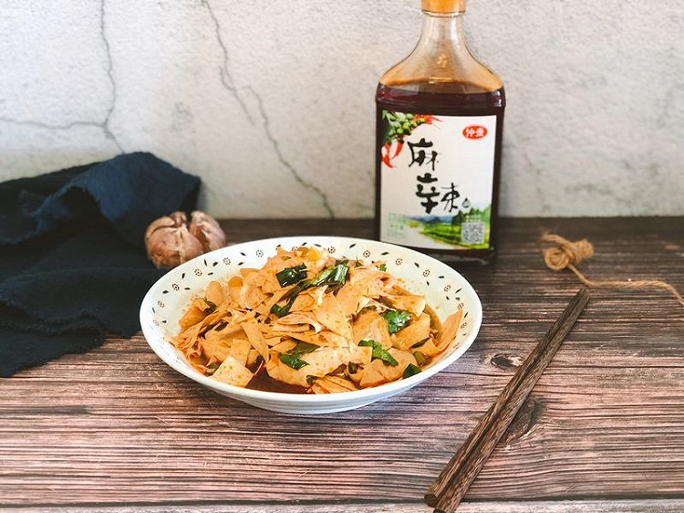 凉拌麻辣豆皮的做法
