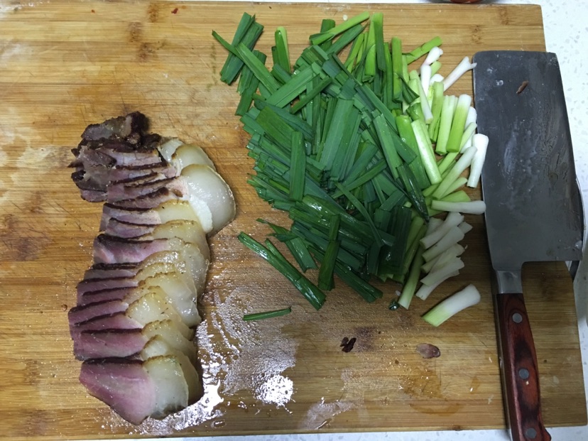 腊肉炒蒜苗的做法图解3