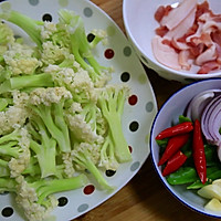 • 干锅花菜• 好吃的秘诀的做法图解1