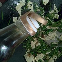 快手小炒：韭菜苔炒豆皮的做法图解7