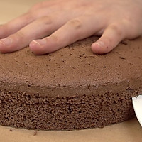 可可戚风 巧克力围边奶油蛋糕（视频菜谱）的做法图解10