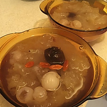银耳莲子阿胶蜜枣汤羹