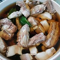 酸菜炖脊骨的做法图解1