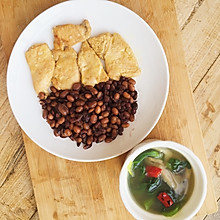 【慢碳饮食】一个人的午餐：煎鸡脯肉+豆子饭+青菜蘑菇汤