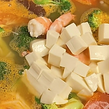暖冬必备的【鲜虾豆腐蔬菜汤】，配上米饭或面条连锅端！