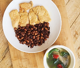 【慢碳饮食】一个人的午餐：煎鸡脯肉+豆子饭+青菜蘑菇汤的做法