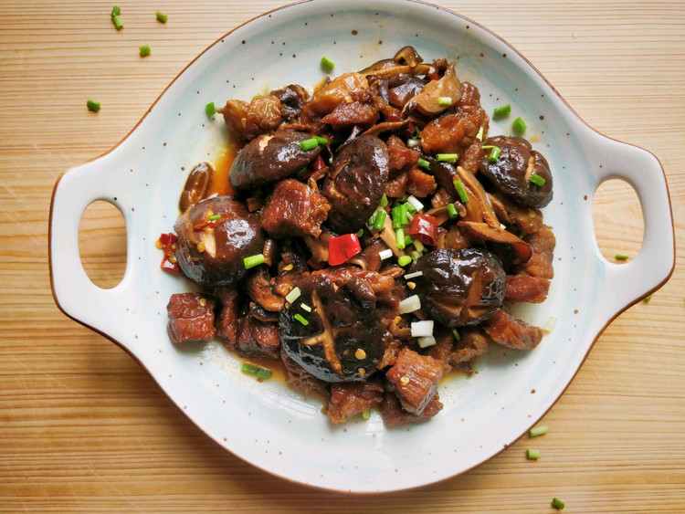 电饭煲之香菇焖肉的做法