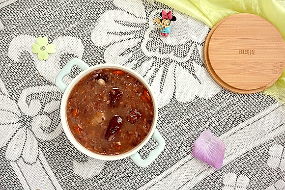 枣杞紫米八宝粽子粥的做法