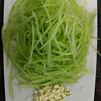 莴笋炒胡萝卜素菜双丝的做法图解3