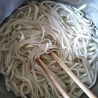 泰式蟹味菇番茄汤面的做法图解1