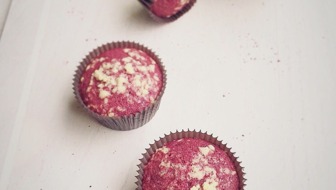 酥粒红丝绒杯子蛋糕