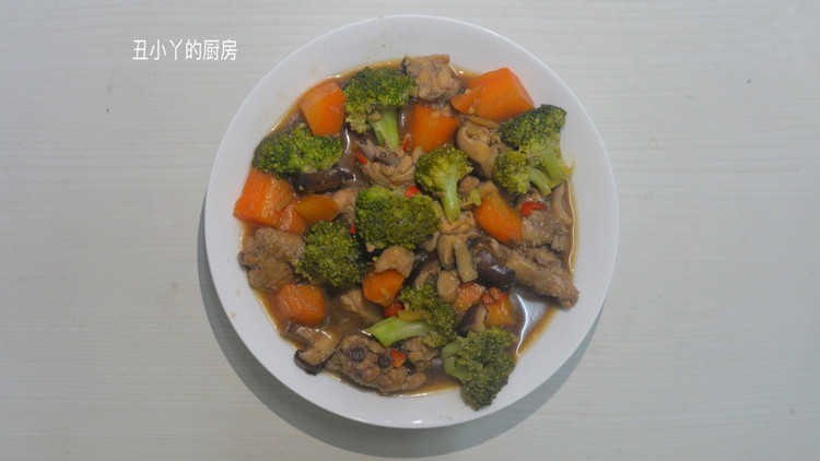 家常菜｜西兰花+红萝卜+焖鸡翅的做法