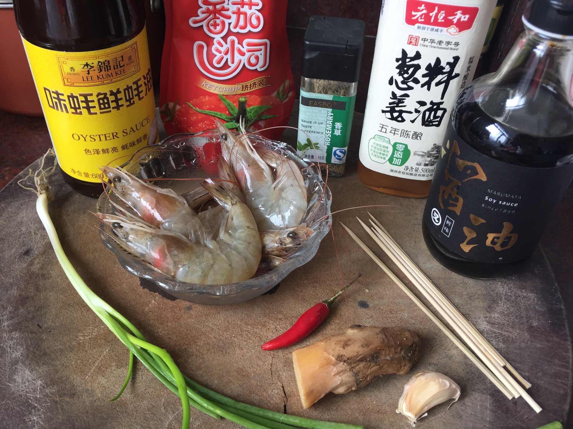 红亮诱人的爆香竹签虾,鲜香扑鼻~5分钟就能做大餐!_超级大虾_美食图片