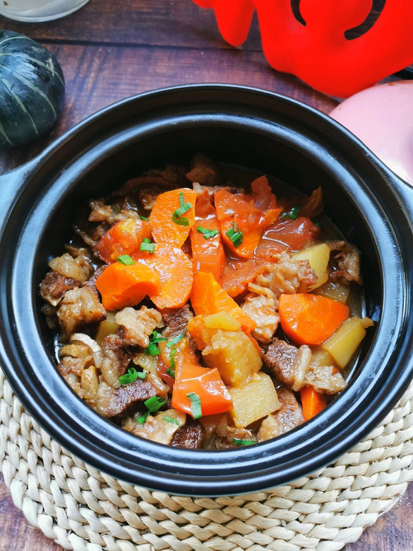 砂锅牛肉炖胡萝卜土豆