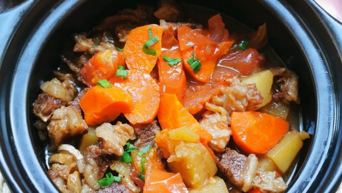砂锅牛肉炖胡萝卜土豆