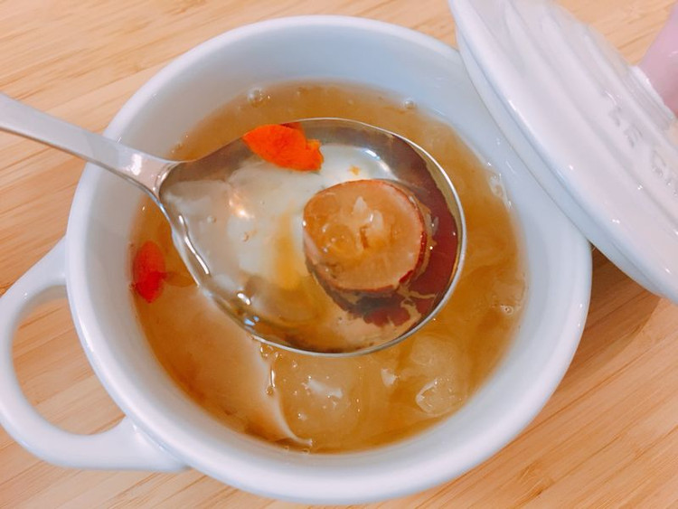 夏季冰饮|银耳莲子桃胶糖水的做法