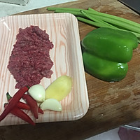 酸豆角炒牛肉粒的做法图解1