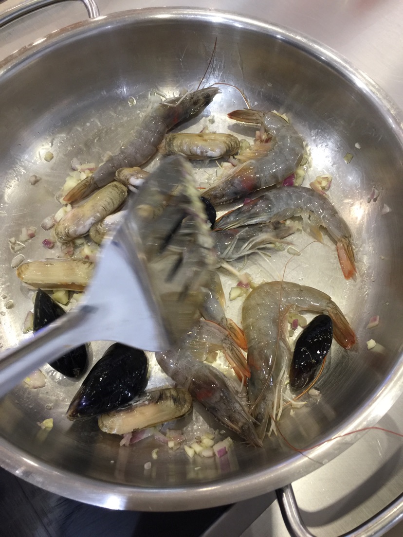 西班牙海鲜饭的做法图解2
