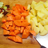 土豆胡萝卜炖牛腩的做法图解2