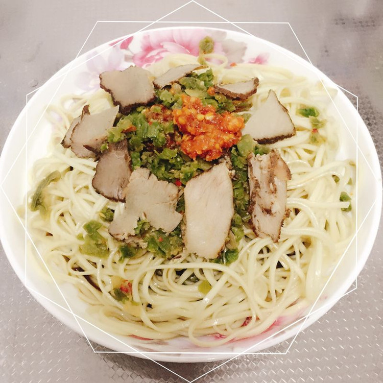 卤肉贡菜凉面的做法