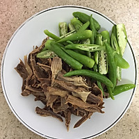 青椒炒农家淡笋干的做法图解2