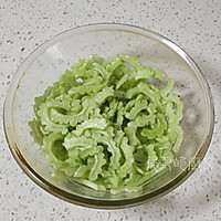 苦瓜炒鸡蛋的做法图解2