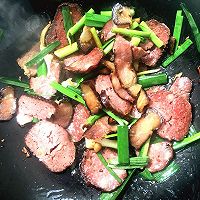 芹菜蒜苗腊肉炒猪血丸子的做法图解10