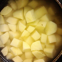 土豆烧鸡块（浓汤宝）的做法图解2