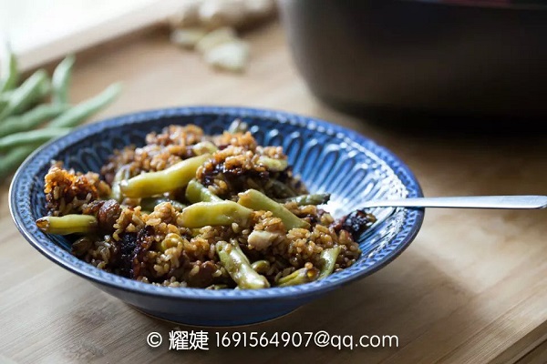 盖锅盖焖扁豆会影响毒素挥发吗？扁豆焖饭的做法图解1