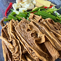瑶族特色：腊排骨焖笋干的做法图解1