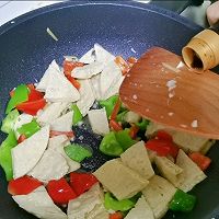 辣椒炒脆皮豆腐的做法图解6