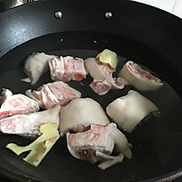 花生炖猪蹄的做法图解1