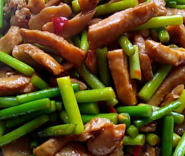 蒜台炒鸡肉的做法