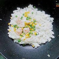 虾仁鸡蛋炒饭的做法图解6