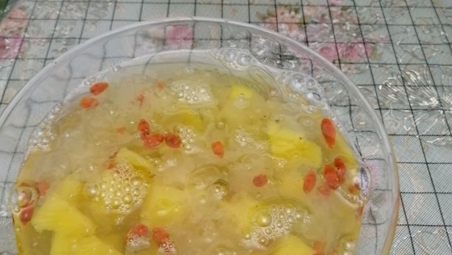 银耳凤梨甜汤的做法