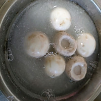 暖心暖胃，简单味美的口蘑鲜虾面的做法图解1