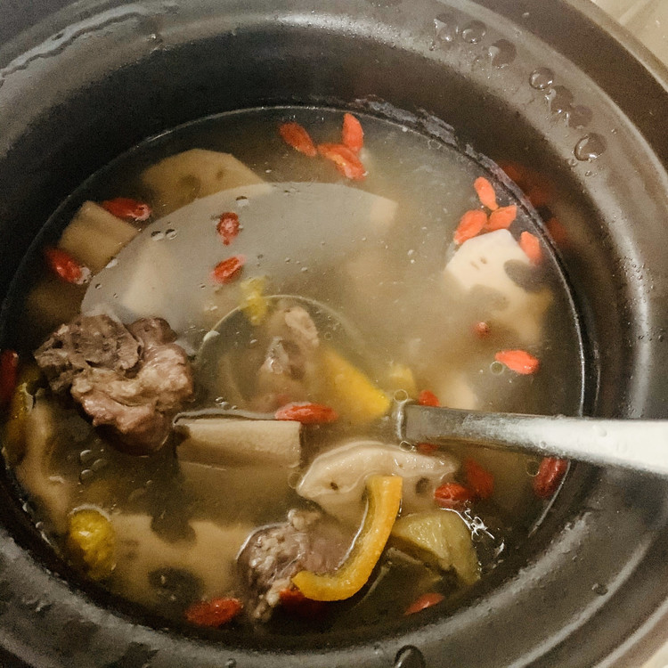 清润补血～莲藕花生米猪骨汤的做法