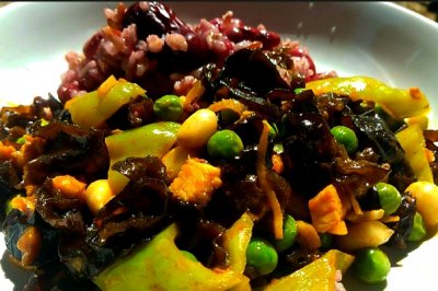 新鲜豌豆与麻辣鸡肉搭配，超级下饭菜，自制红豆红枣饭，营养丰富