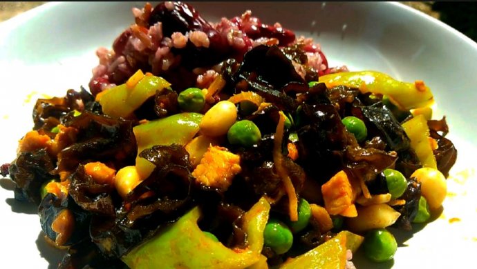 新鲜豌豆与麻辣鸡肉搭配，超级下饭菜，自制红豆红枣饭，营养丰富