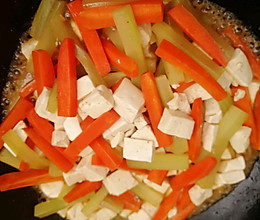 胡萝卜青笋豆腐小炒的做法