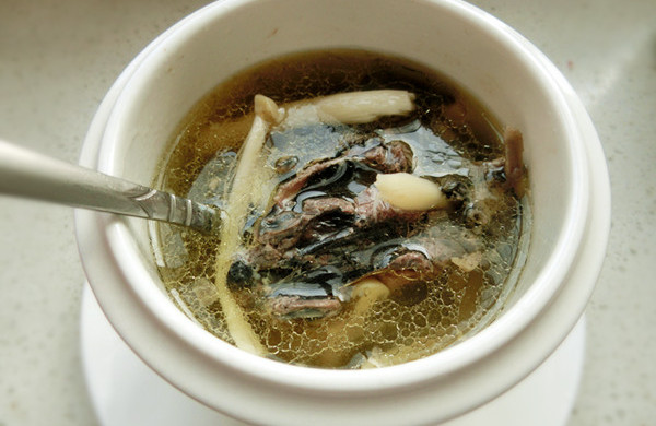 海鲜菇滋补乌鸡汤
